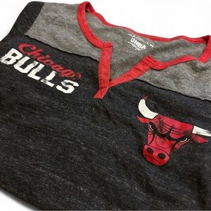 Women’s Chicago Bulls Split Color 3/4 Sleeve V-Neck Shirt Gray Red Size M NBA
